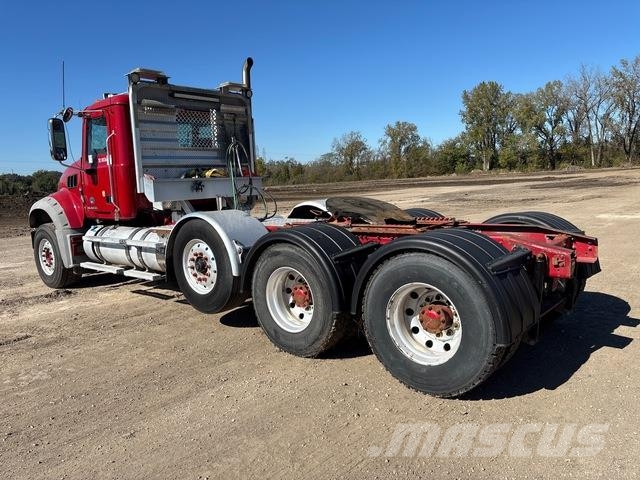 Mack GU713 Тягачі