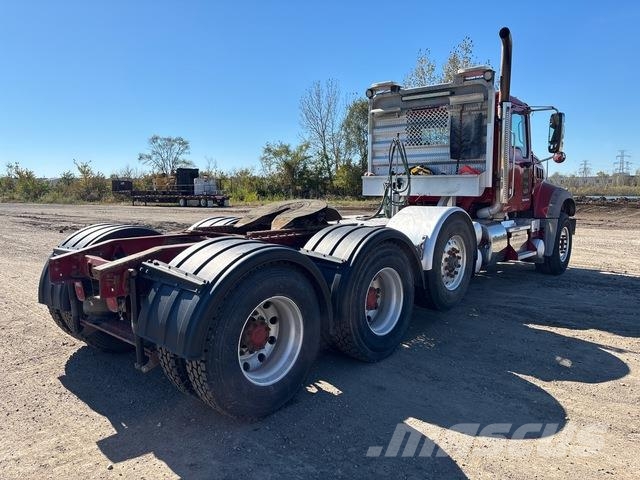 Mack GU713 Тягачі