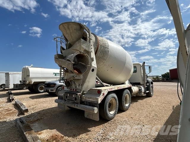 Mack GU813 Other trucks