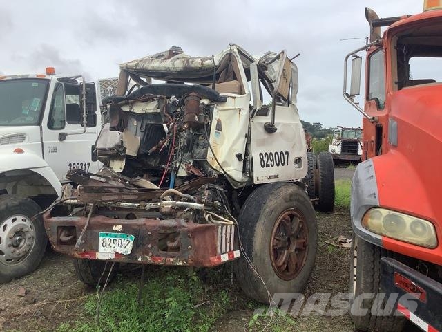 Mack GU813E Cabines
