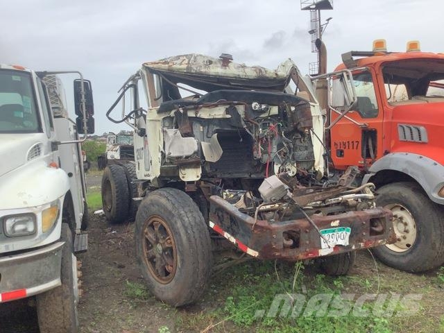 Mack GU813E Cabines