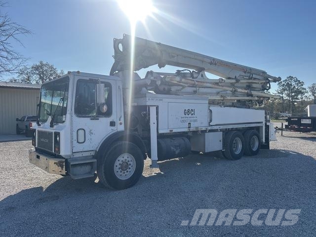 Mack MR688S 混凝土泵浦