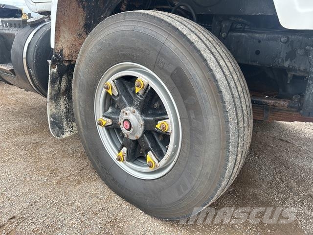 Mack R686RS Value-Liner Tractor Units