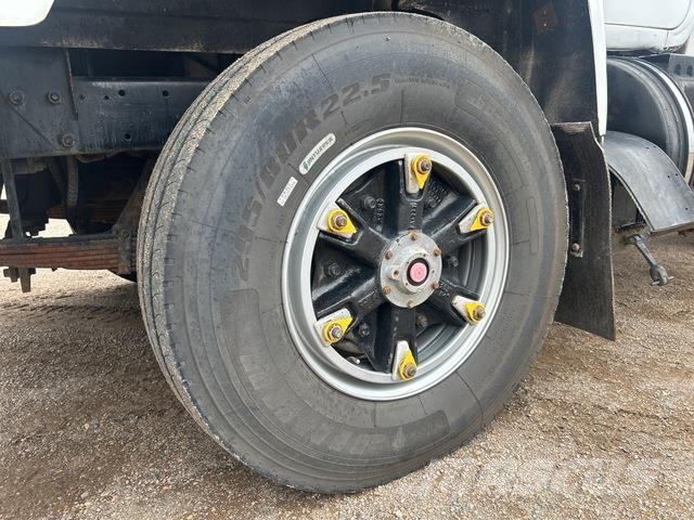 Mack R686RS Value-Liner Tractor Units