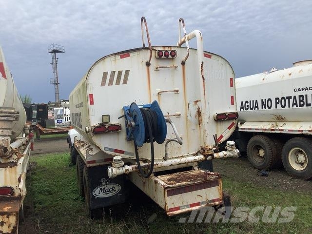Mack RD690S صهاريج مياه