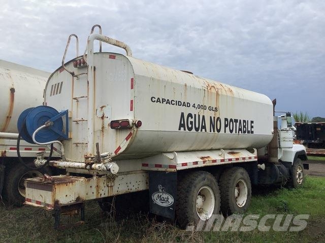 Mack RD690S صهاريج مياه