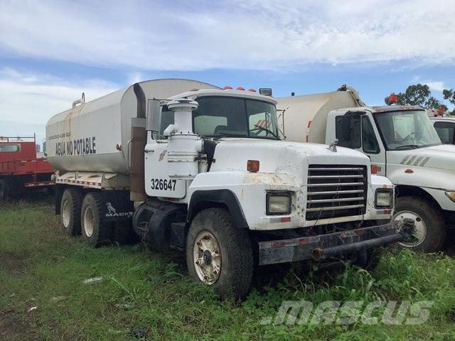 Mack RD690S صهاريج مياه