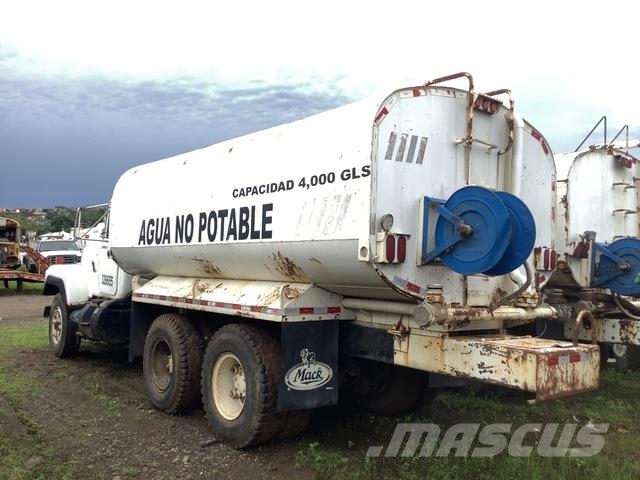 Mack RD690S Kamioni za vodu