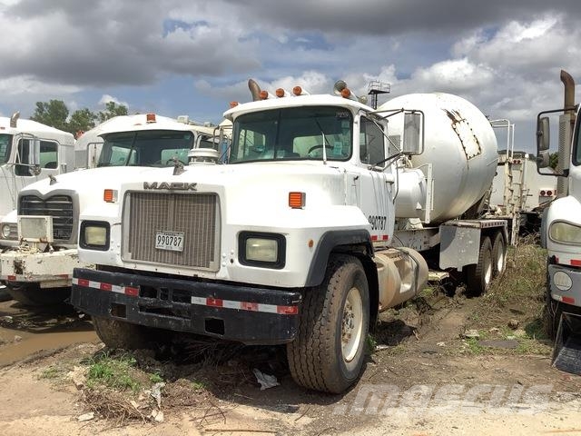 Mack RD690S Andere Fahrzeuge