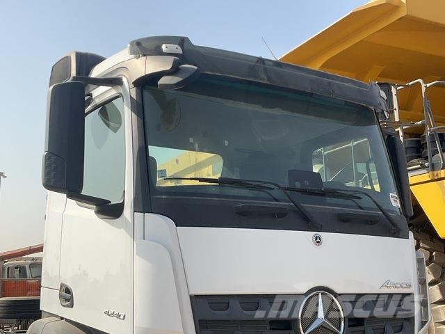 Mercedes-Benz Arocs 4240 شاحنات بمقصورة وهيكل