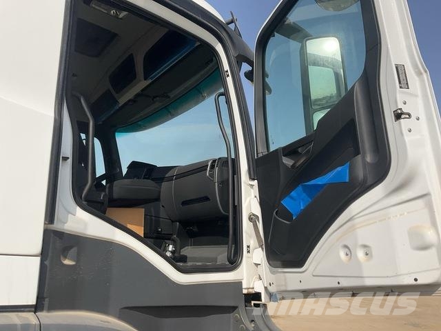 Mercedes-Benz Arocs 4240 شاحنات بمقصورة وهيكل