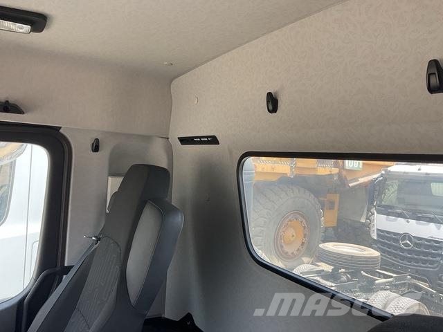 Mercedes-Benz Arocs 4240 شاحنات بمقصورة وهيكل