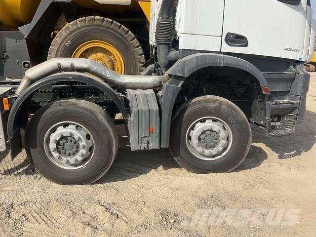 Mercedes-Benz Arocs 4240 شاحنات بمقصورة وهيكل
