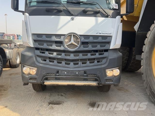 Mercedes-Benz Arocs 4240 キャブ付きシャーシ