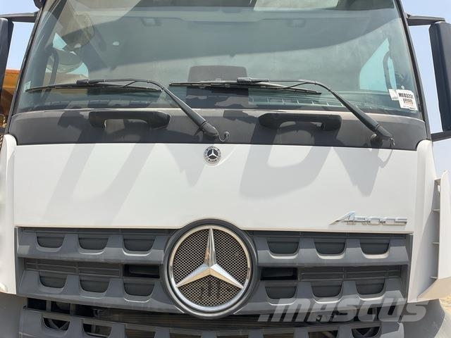 Mercedes-Benz Arocs 4240 キャブ付きシャーシ