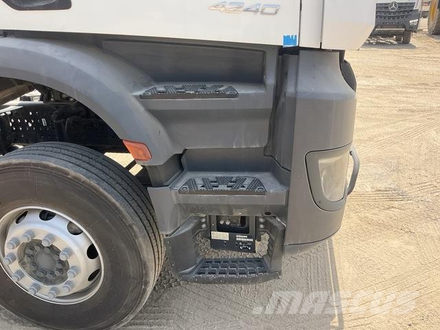 Mercedes-Benz Arocs 4240 キャブ付きシャーシ