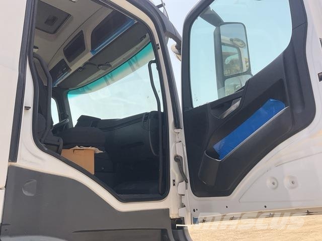 Mercedes-Benz Arocs 4240 キャブ付きシャーシ