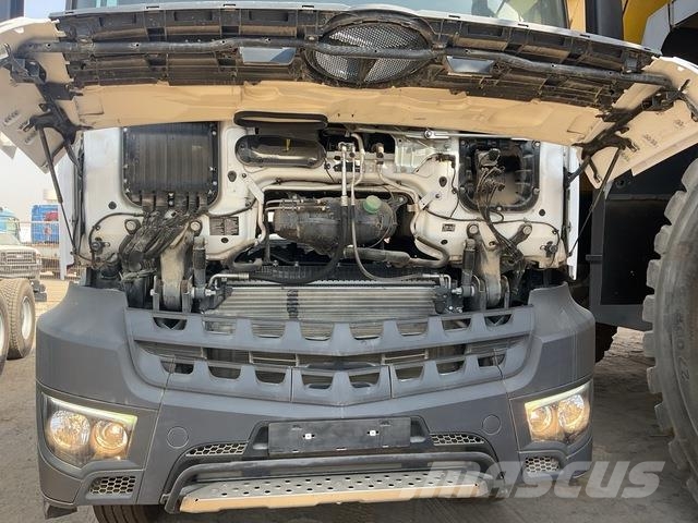 Mercedes-Benz Arocs 4240 キャブ付きシャーシ