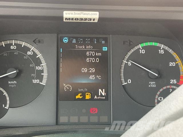 Mercedes-Benz Arocs 4240 キャブ付きシャーシ