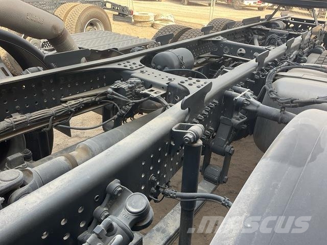 Mercedes-Benz Arocs 4240 キャブ付きシャーシ