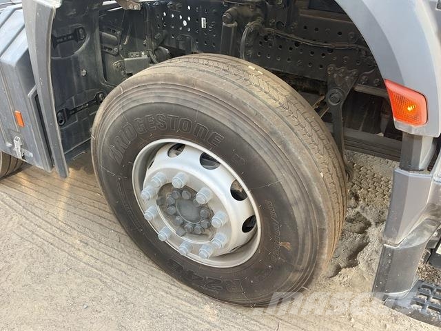 Mercedes-Benz Arocs 4240 キャブ付きシャーシ