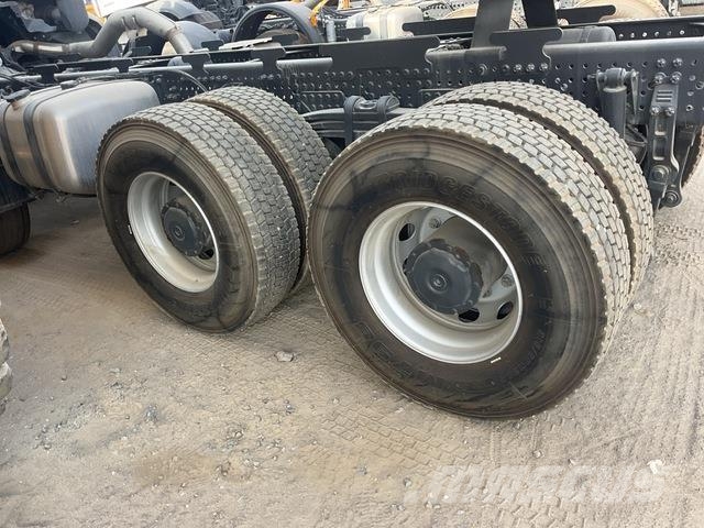 Mercedes-Benz Arocs 4240 キャブ付きシャーシ