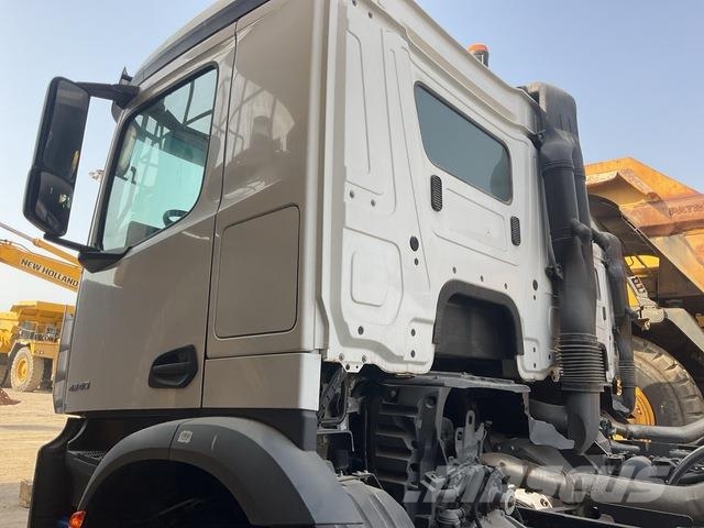 Mercedes-Benz Arocs 4240 キャブ付きシャーシ