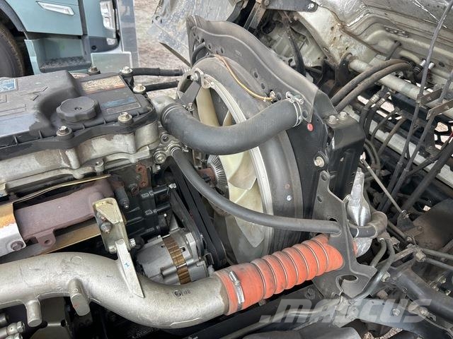 Mitsubishi FN63 شاحنات مسطحة/مفصلية الجوانب