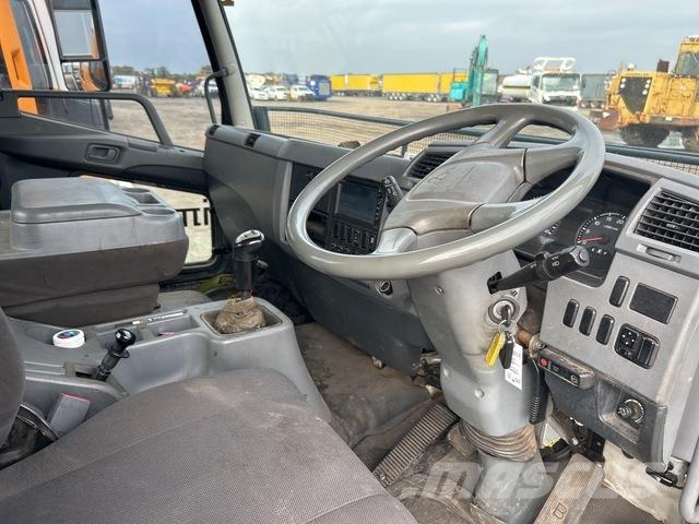 Mitsubishi FN63 شاحنات مسطحة/مفصلية الجوانب