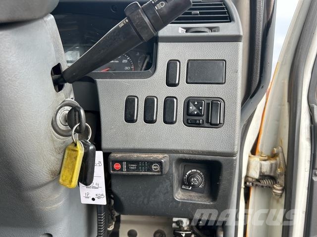Mitsubishi FN63 شاحنات مسطحة/مفصلية الجوانب