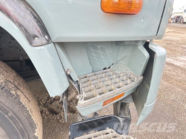 Mitsubishi FN63 شاحنات مسطحة/مفصلية الجوانب