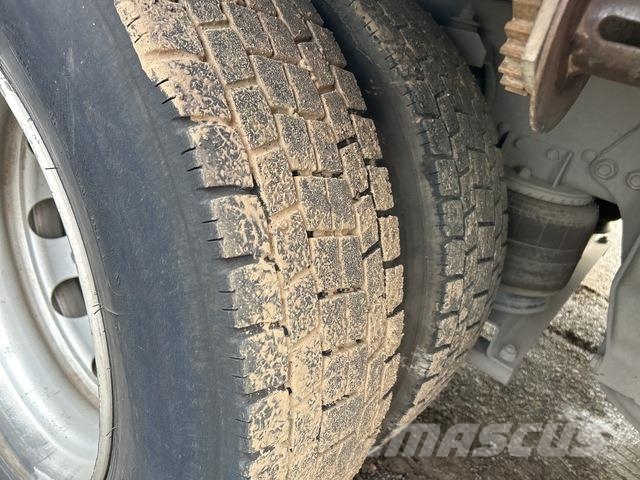 Mitsubishi FN63 شاحنات مسطحة/مفصلية الجوانب