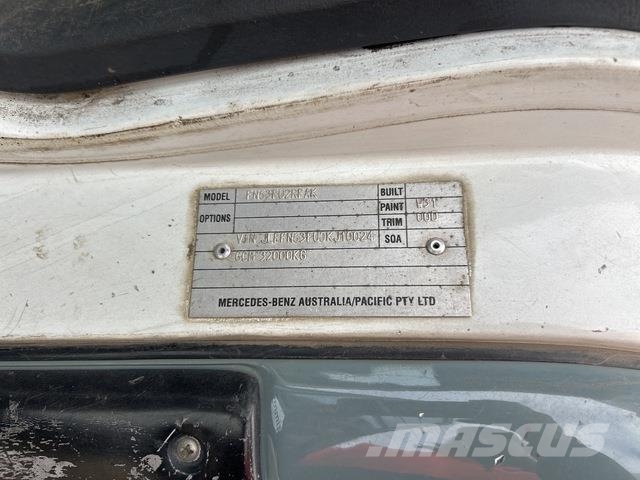 Mitsubishi FN63 شاحنات مسطحة/مفصلية الجوانب