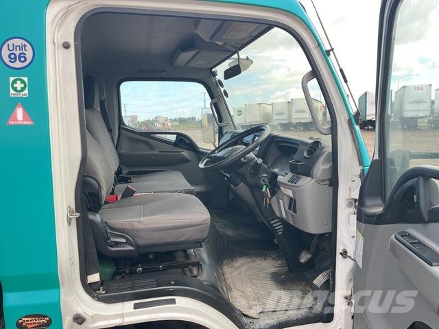 Mitsubishi Fuso Canter 7/800 شاحنات مسطحة/مفصلية الجوانب