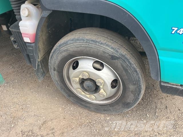 Mitsubishi Fuso Canter 7/800 شاحنات مسطحة/مفصلية الجوانب