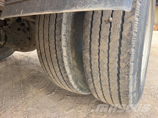 Mitsubishi Fuso Canter 7/800 شاحنات مسطحة/مفصلية الجوانب