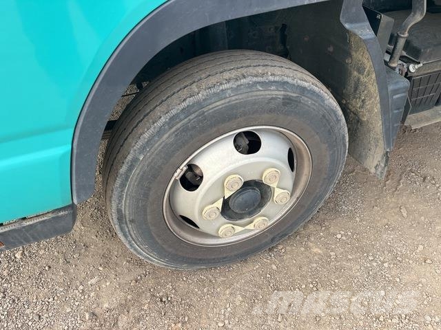 Mitsubishi Fuso Canter 7/800 شاحنات مسطحة/مفصلية الجوانب