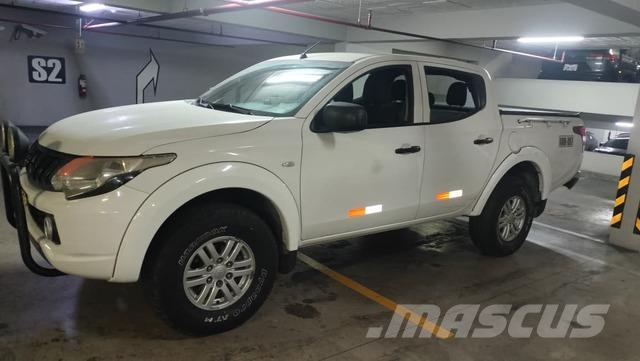 Mitsubishi L200 Vieglais kravas automobilis/izkraušana no sāniem