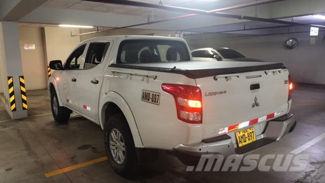 Mitsubishi L200 Vieglais kravas automobilis/izkraušana no sāniem