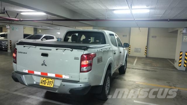 Mitsubishi L200 Vieglais kravas automobilis/izkraušana no sāniem