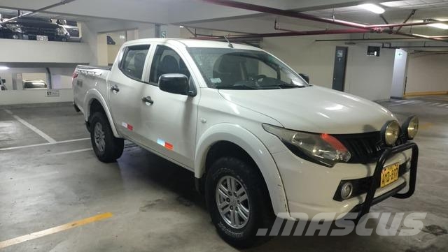 Mitsubishi L200 Vieglais kravas automobilis/izkraušana no sāniem