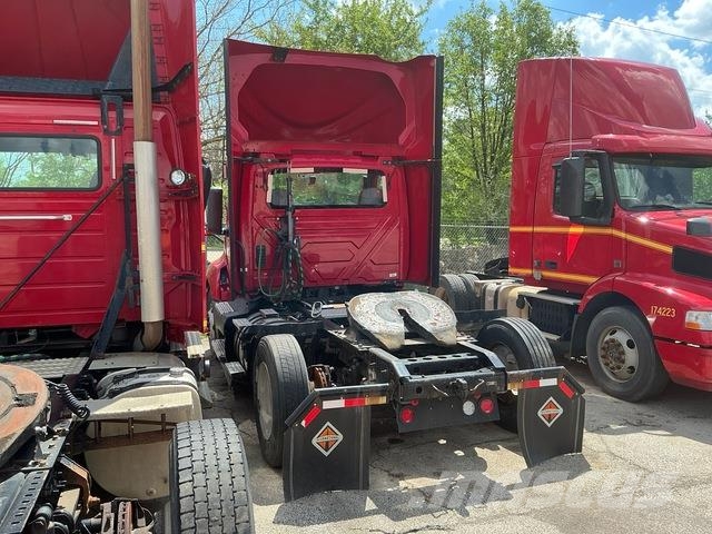 Navistar LT625 Autotractoare