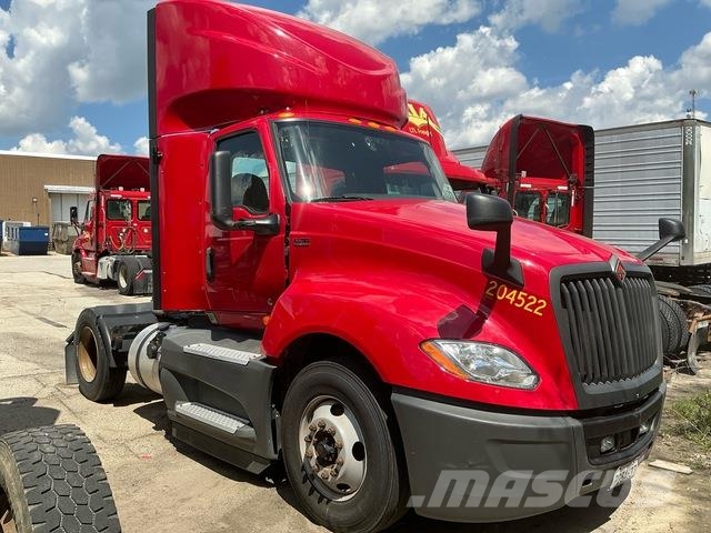 Navistar LT625 Autotractoare