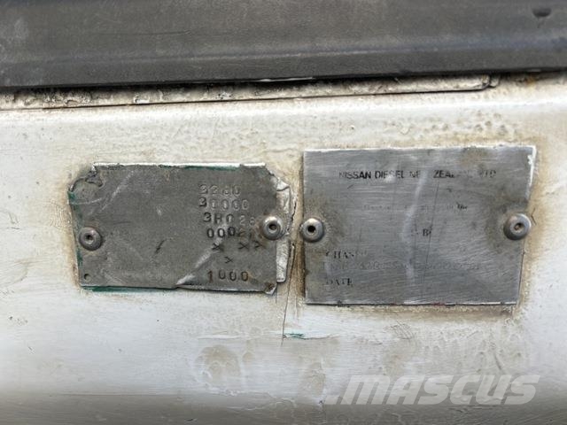 Nissan CW380S Грузовики-Самосвалы