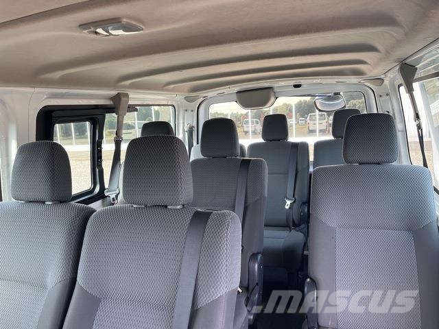 Nissan NV350 Caravan 迷你巴士