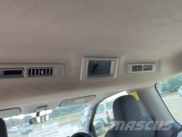 Nissan NV350 Caravan 迷你巴士