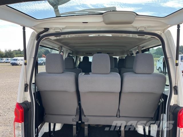 Nissan NV350 Caravan 迷你巴士