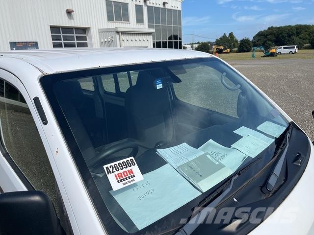 Nissan NV350 Caravan 迷你巴士