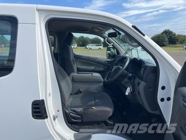 Nissan NV350 Caravan 迷你巴士