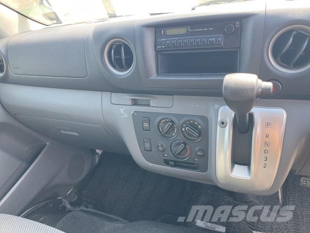 Nissan NV350 Caravan 迷你巴士